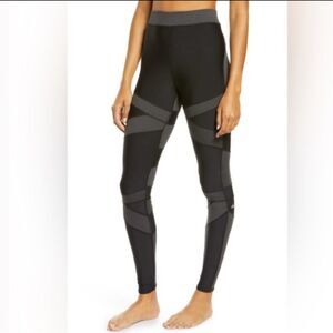 Alo Yoga High Waisted Level Up Leggings in grey / black (xs)